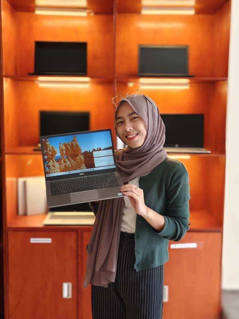Tim QC Solit 03 sedang menguji laptop